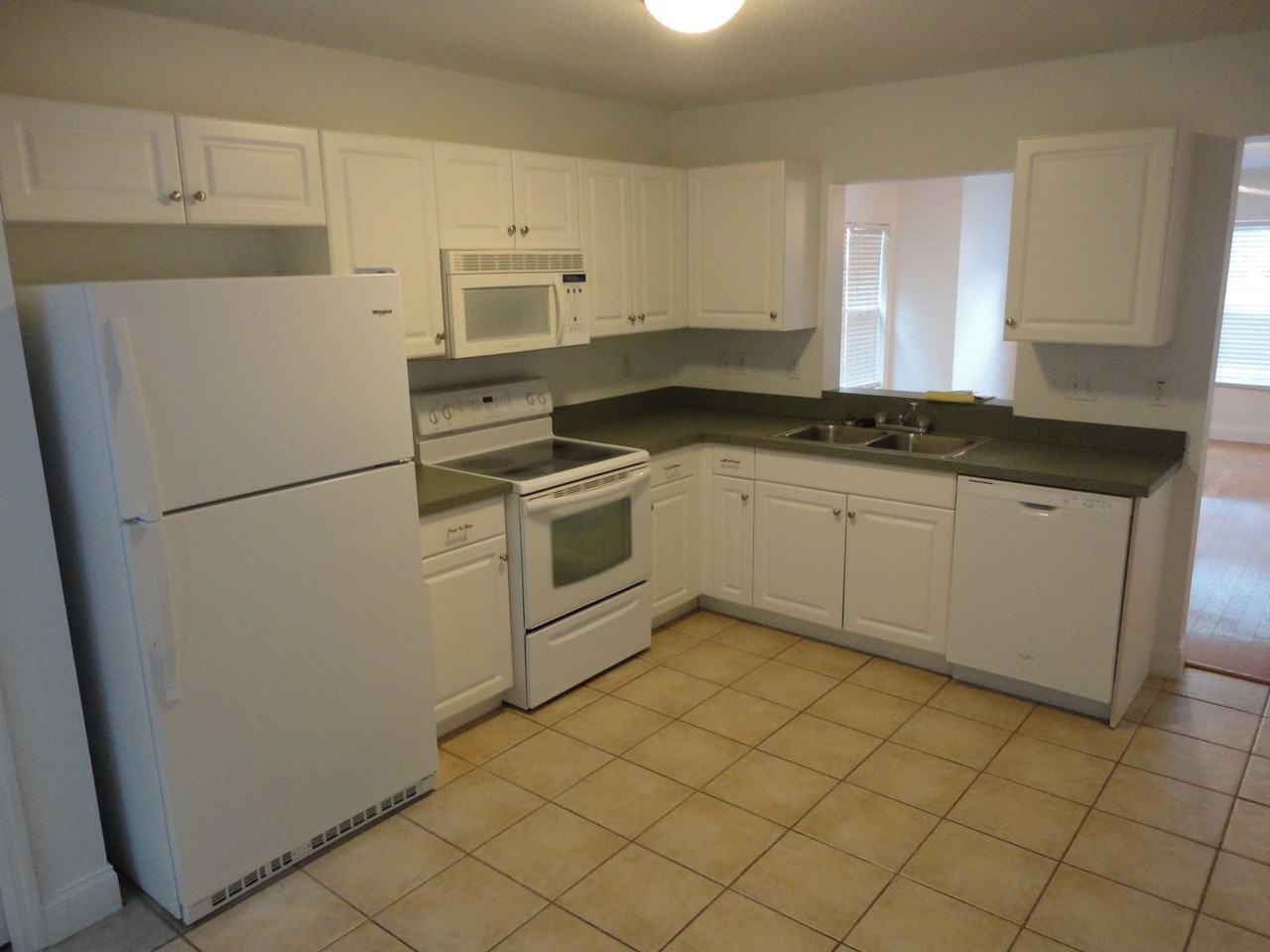 2636 Sw 35th Pl #8 - Photo 4 of 11