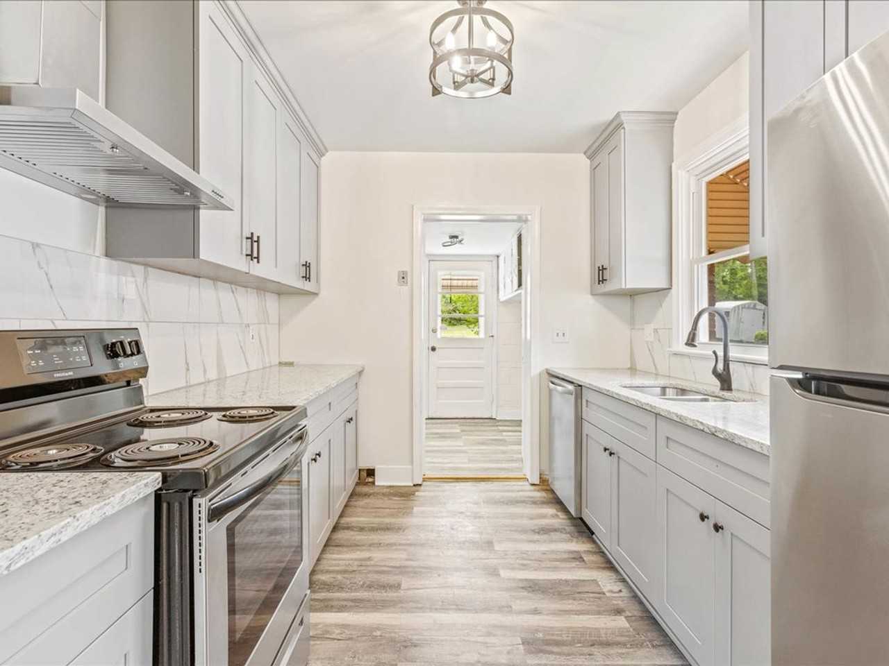750 Hampton Rd - Photo 7 of 28