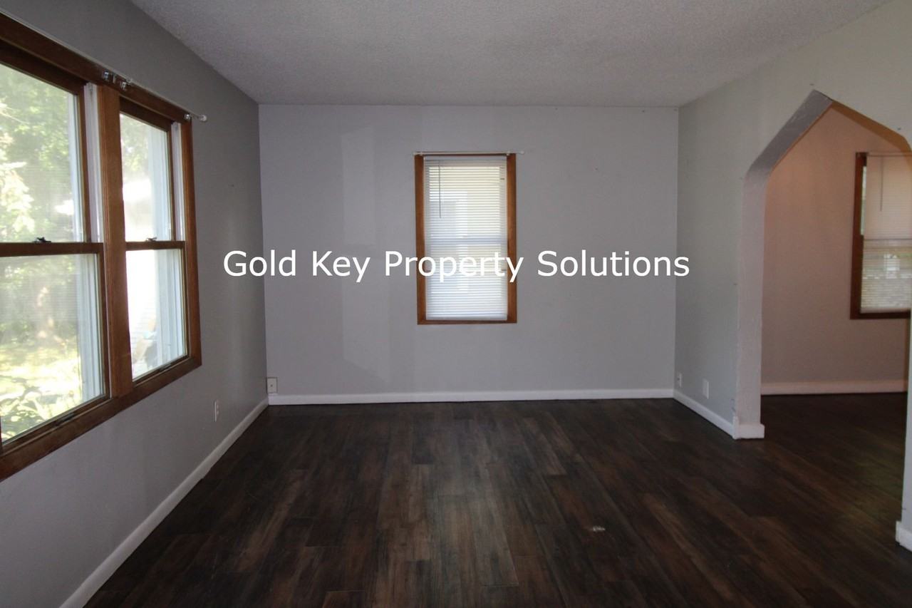 604 N Alameda Ave - Photo 2 of 14