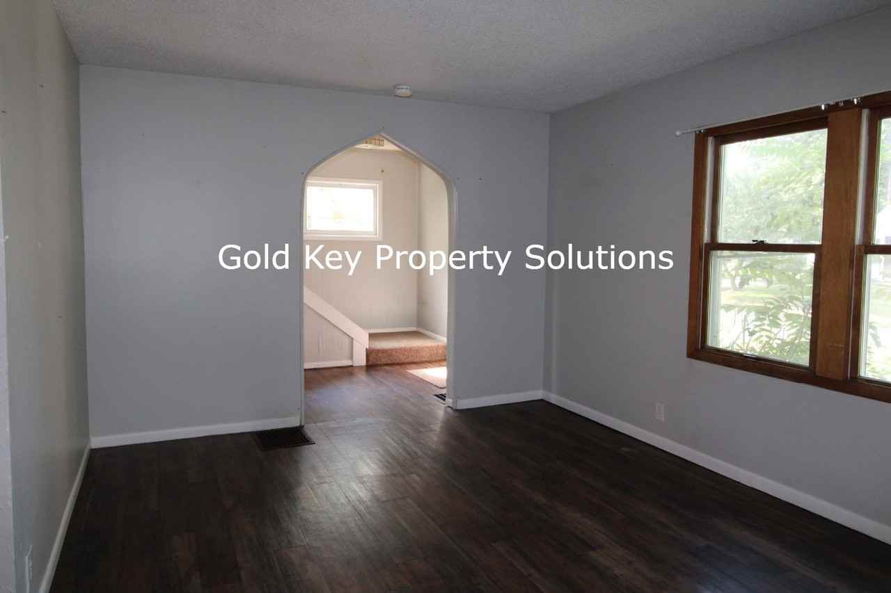 604 N Alameda Ave - Photo 3 of 14