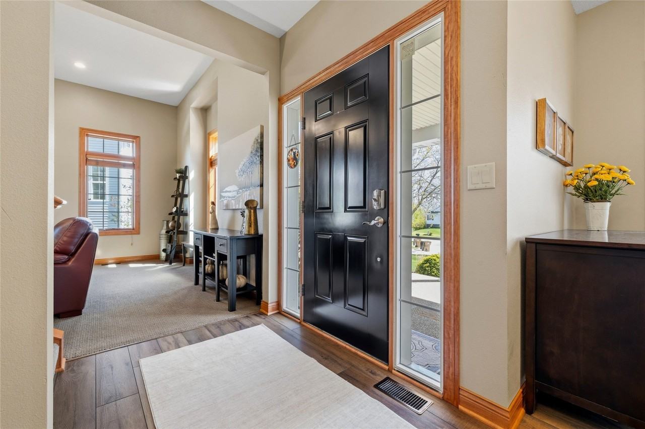 8564 Newbury Ct - Photo 4 of 35