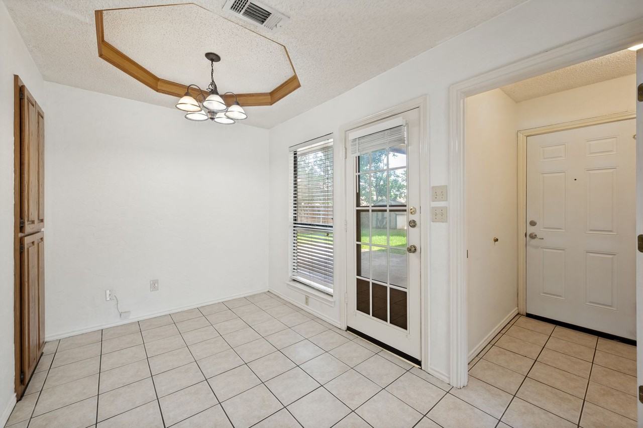 173 Simmons Dr - Photo 2 of 12