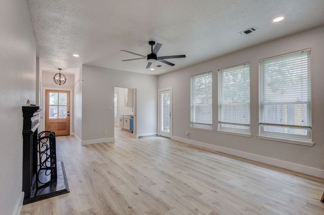 3948 Overlake Dr - Photo 2 of 10
