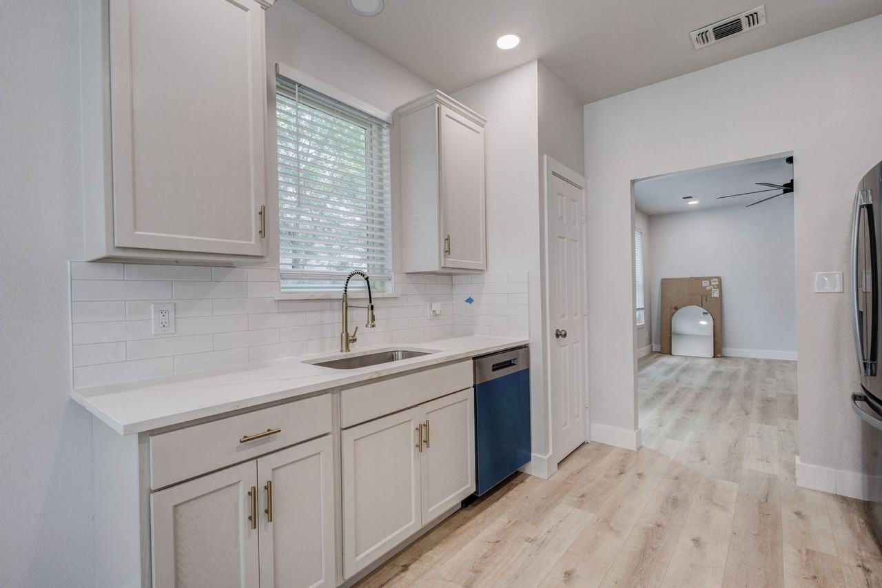3948 Overlake Dr - Photo 3 of 10