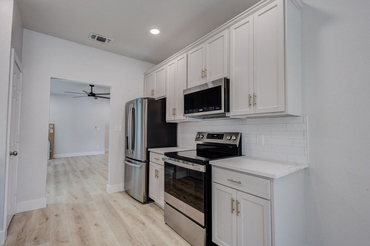 3948 Overlake Dr - Photo 4 of 10