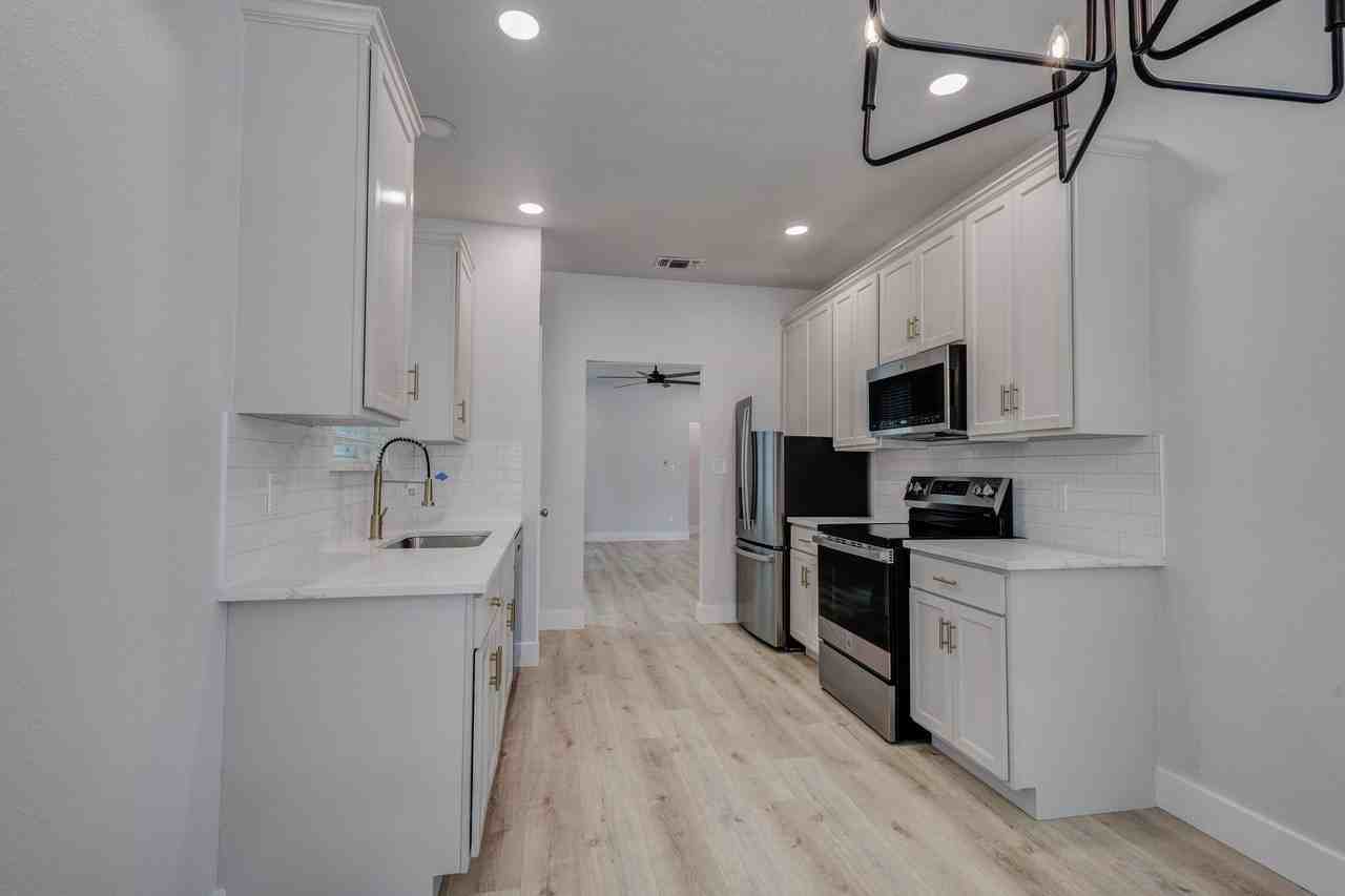 3948 Overlake Dr - Photo 5 of 10