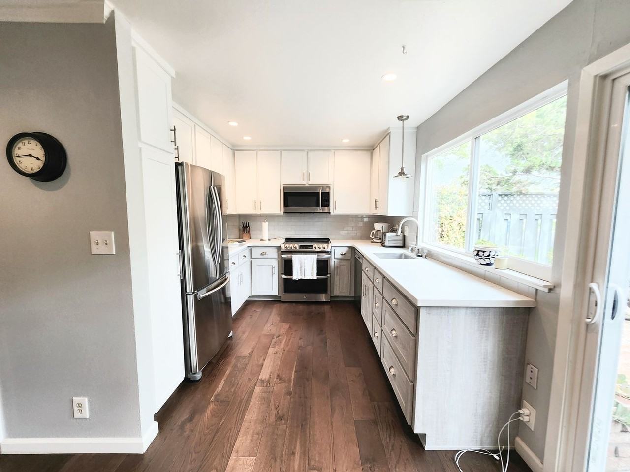 872 Cabot Ln - Photo 3 of 33