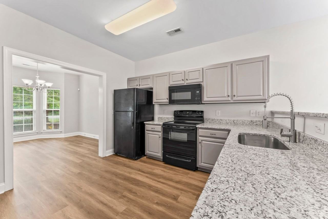823 General Cabot Ct - Photo 7 of 34