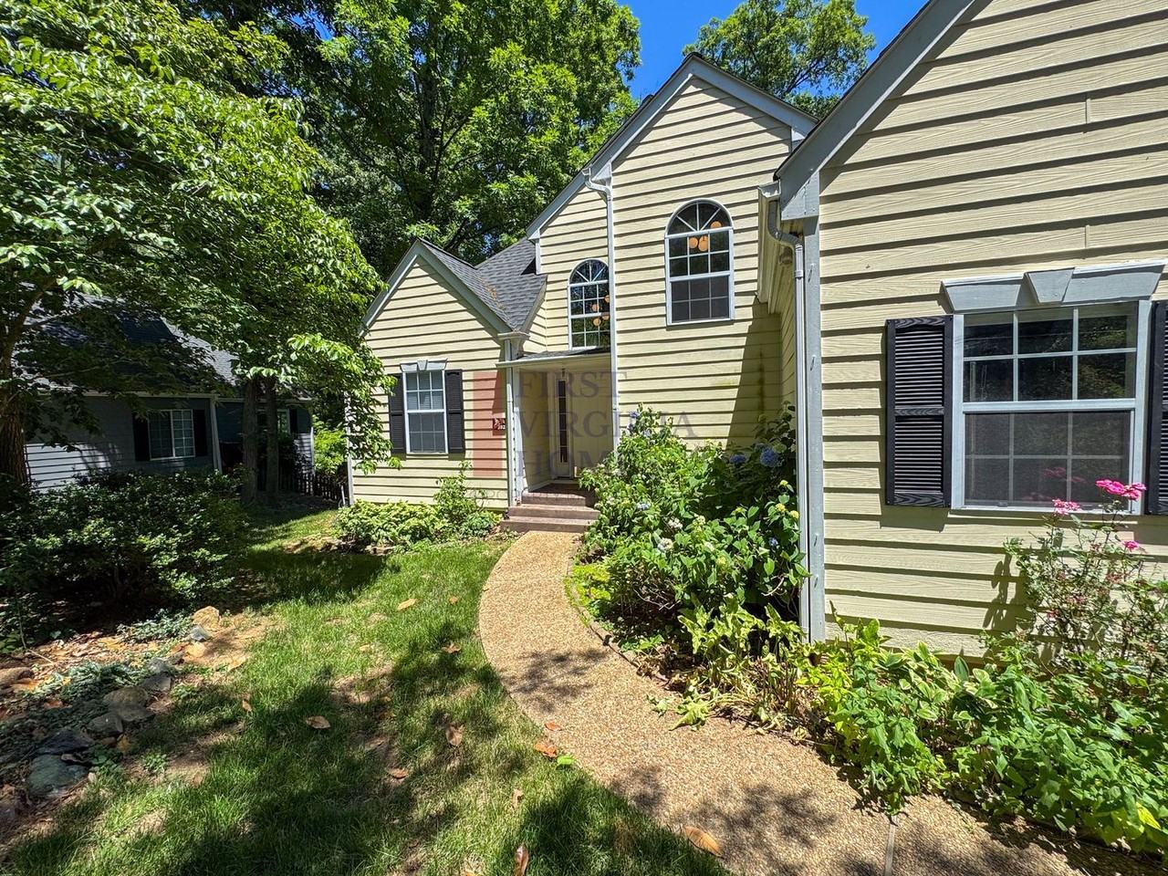 202 Blackthorn Ln - Photo 2 of 16
