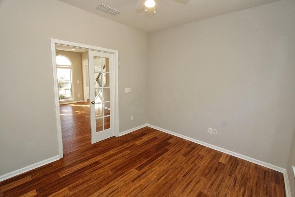 5057 Bethpage Dr - Photo 7 of 34