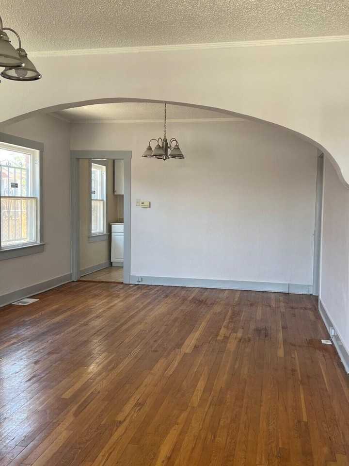 2115 E Yandell Dr - Photo 3 of 18