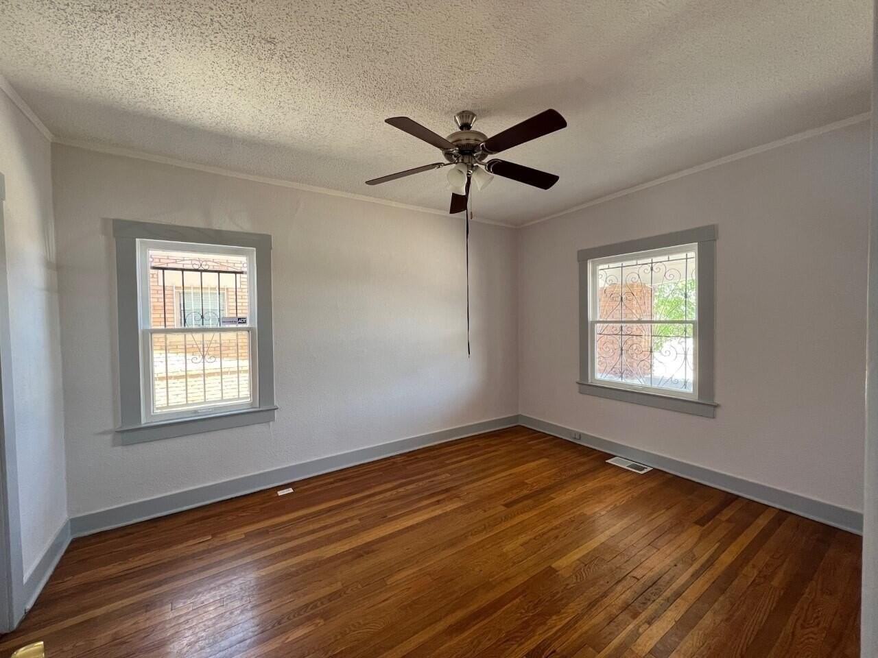 2115 E Yandell Dr - Photo 5 of 18