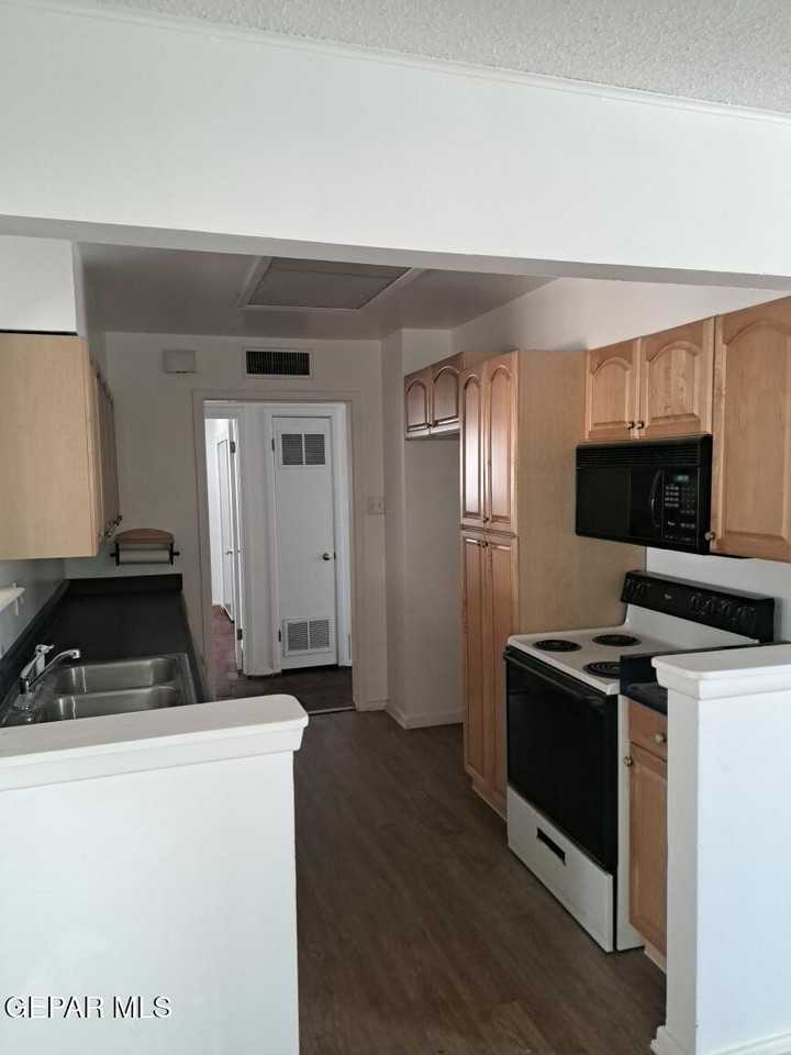 1504 Fairfield Dr - Photo 5 of 23