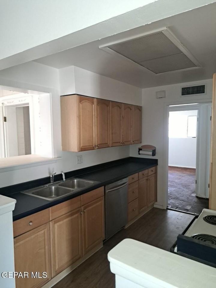 1504 Fairfield Dr - Photo 6 of 23