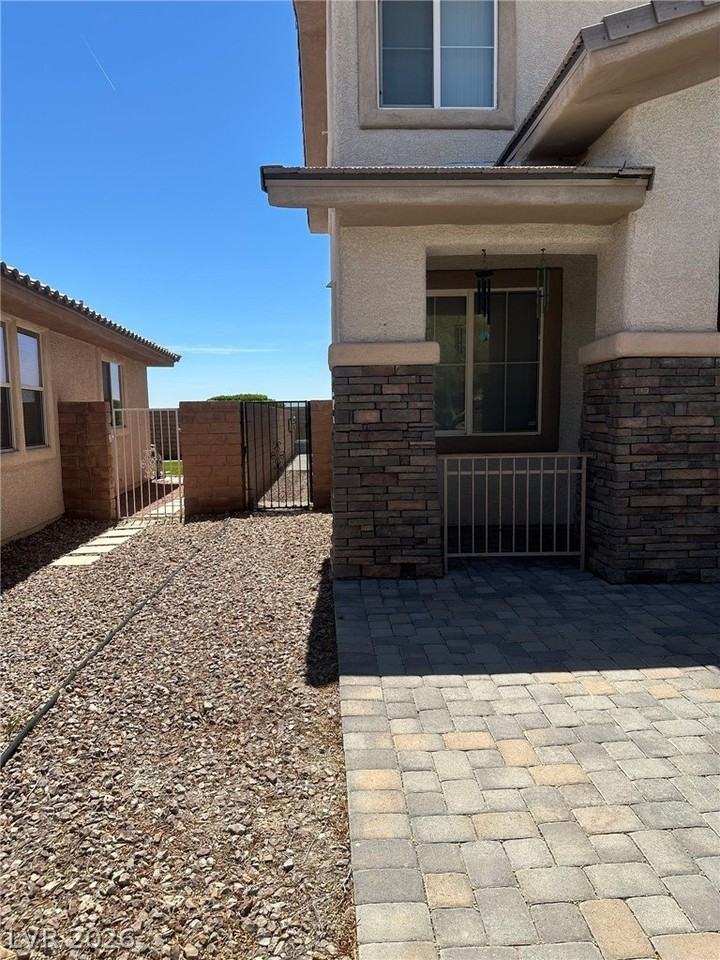 11077 Village Crest Ln - Photo 2 of 25
