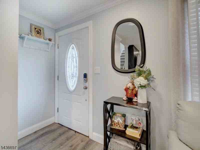 605 Crescent Dr - Photo 4 of 24