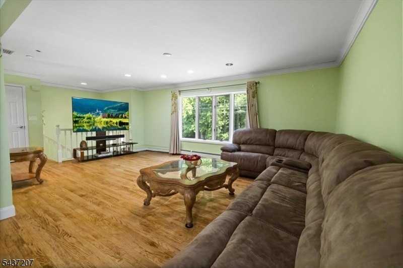 286 Gilbert Ave - Photo 4 of 18