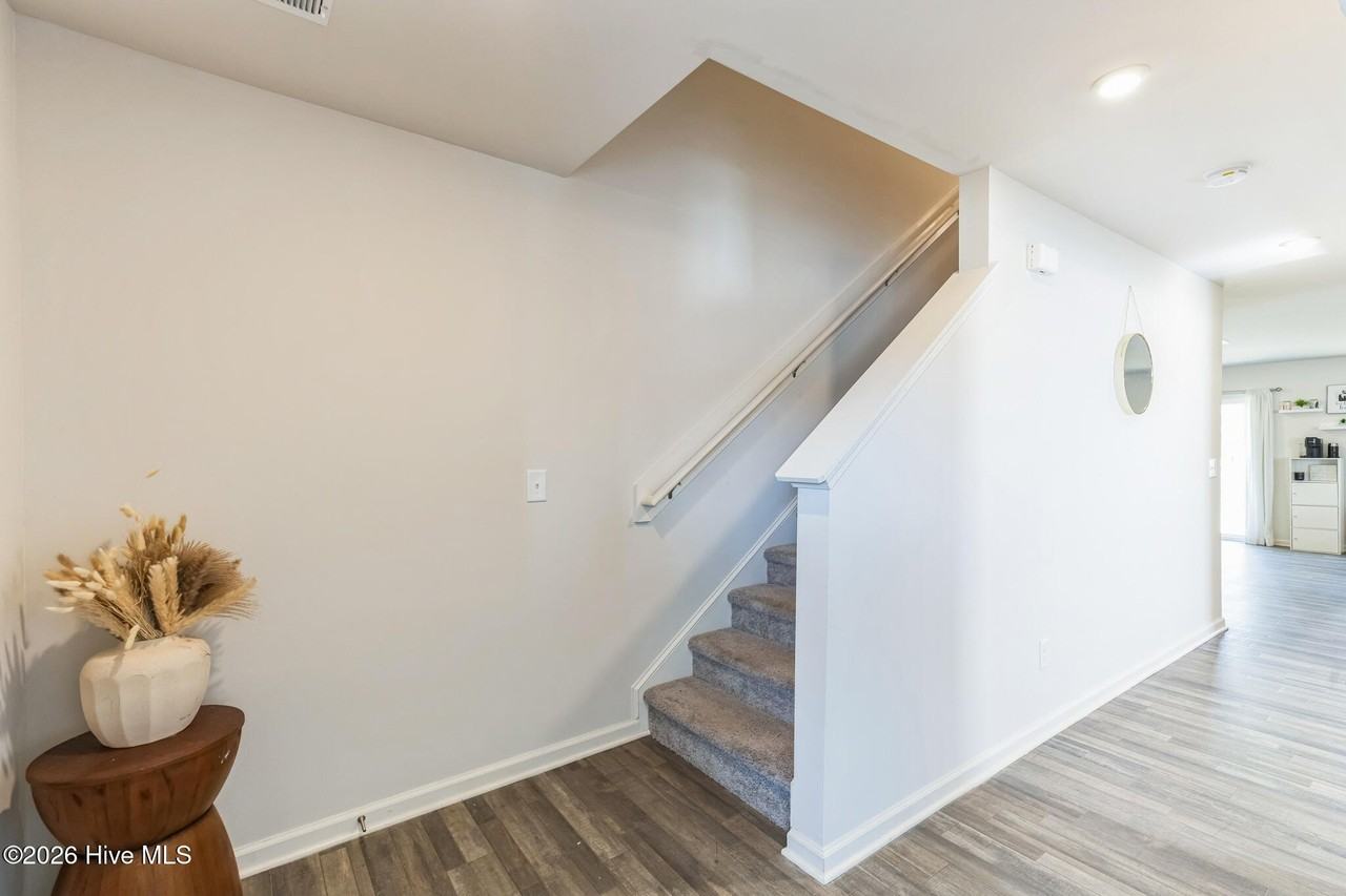 1253 Manor Dr - Photo 3 of 29