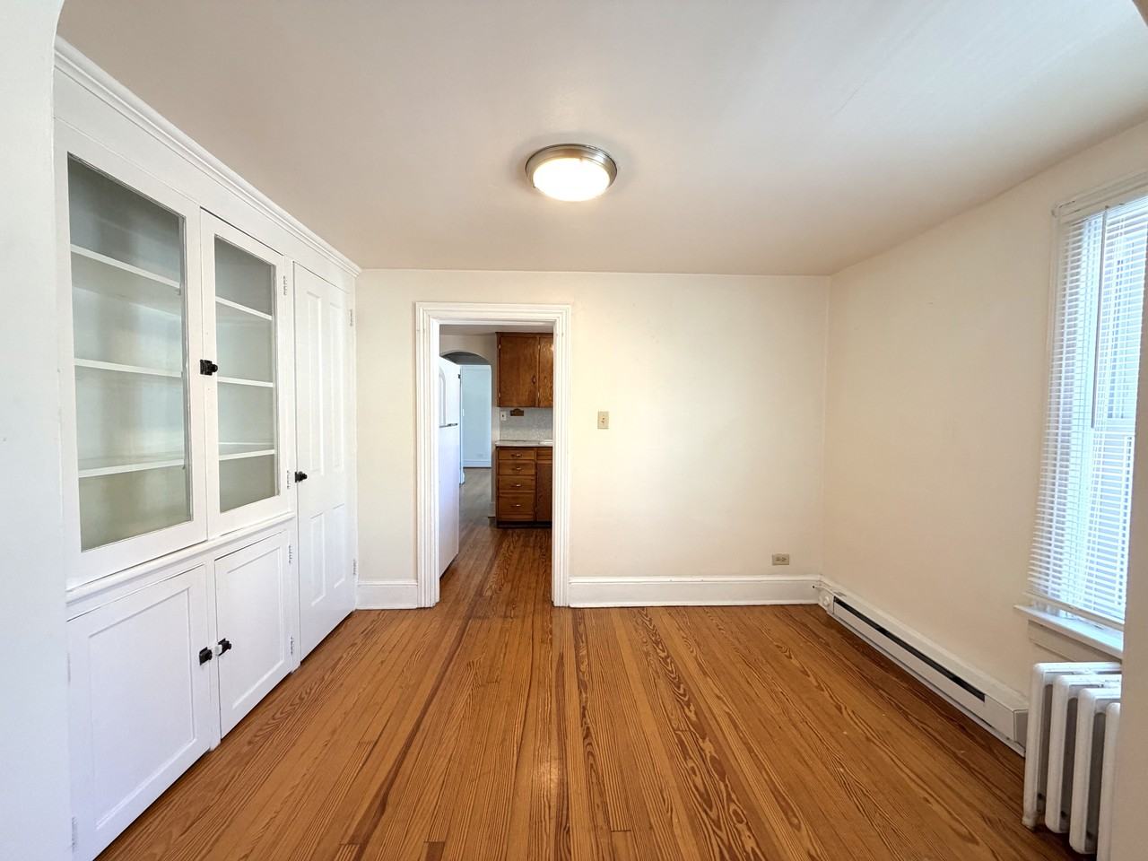 321 W Burke St #4 - Photo 4 of 12