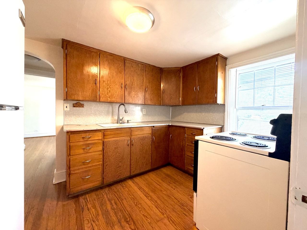 321 W Burke St #4 - Photo 5 of 12