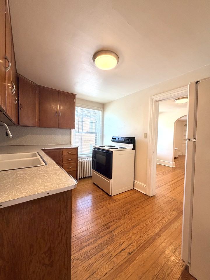 321 W Burke St #4 - Photo 6 of 12