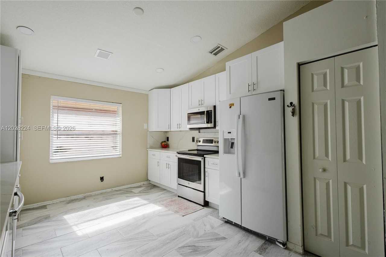 7577 Caprio Dr - Photo 7 of 18