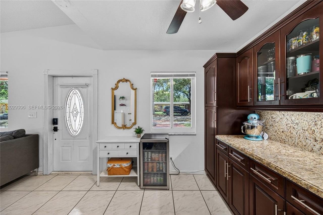 211 S 57th Way - Photo 2 of 39