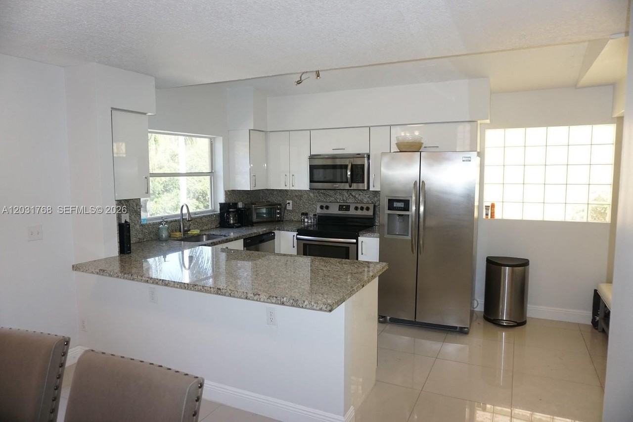 1057 Se 6th Ave - Photo 3 of 42