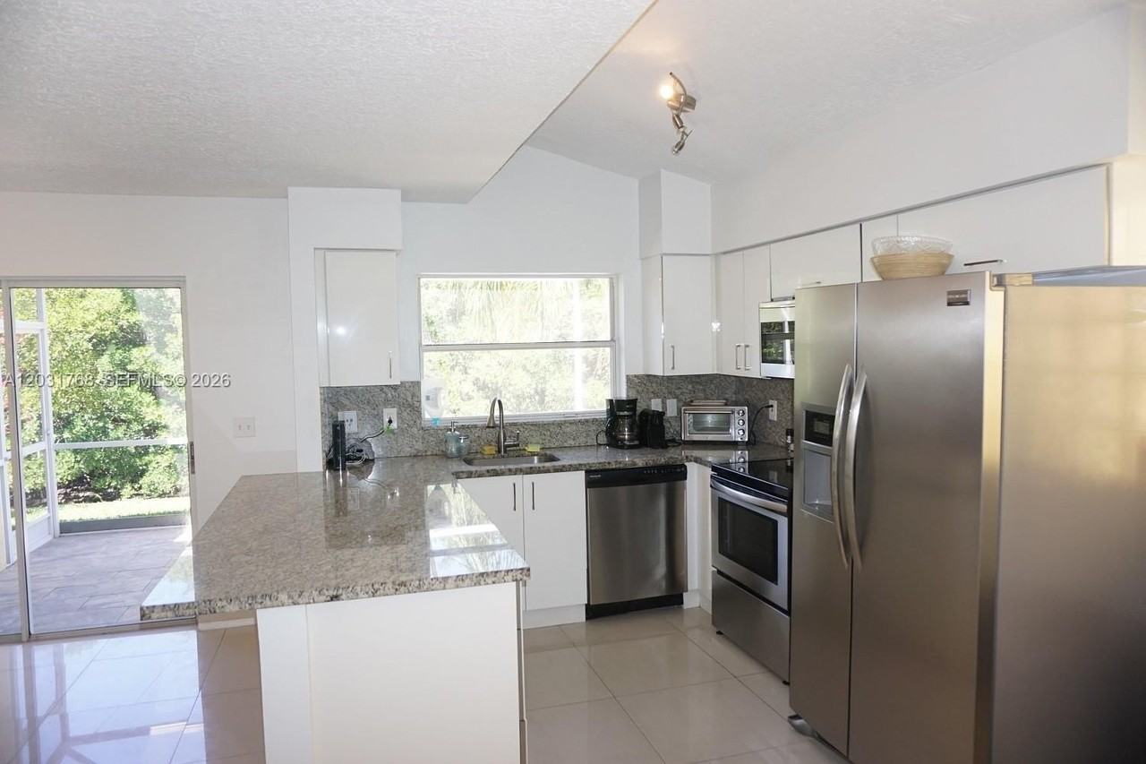 1057 Se 6th Ave - Photo 4 of 42