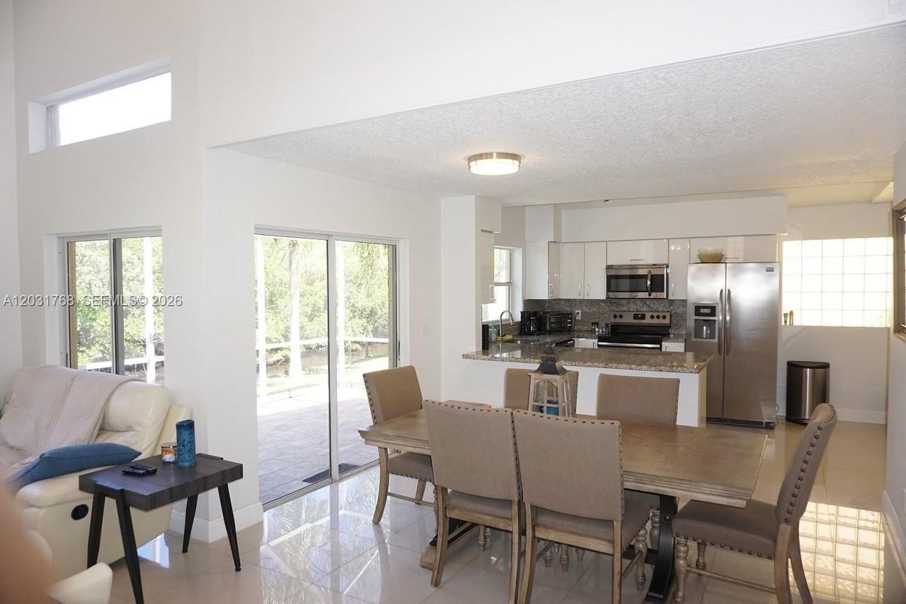 1057 Se 6th Ave - Photo 5 of 42