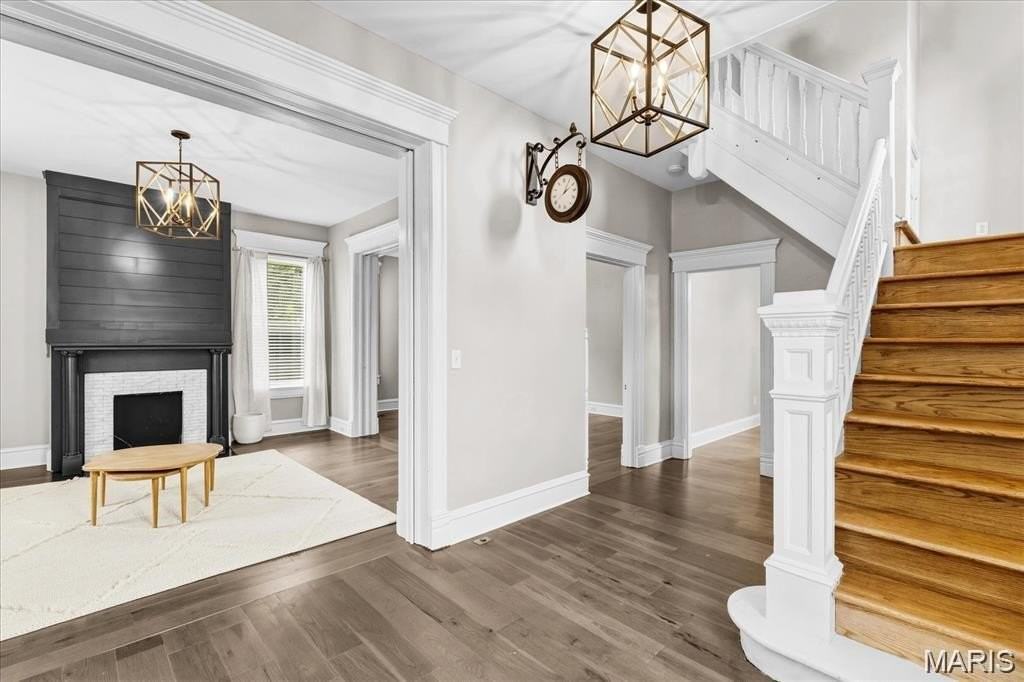 221 N Jackson St - Photo 4 of 25