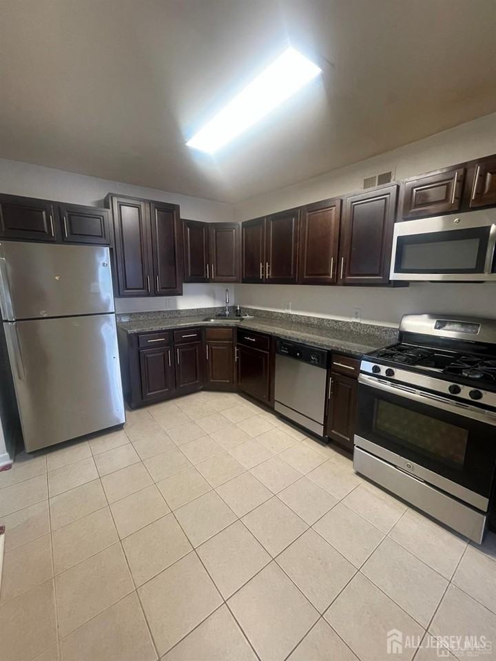 1503 Plymouth Rd - Photo 4 of 22