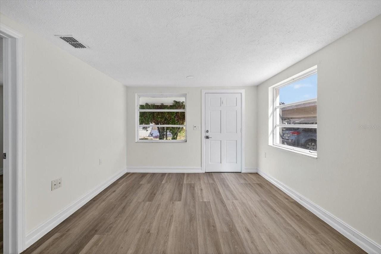5419 Oceanic Rd - Photo 4 of 36