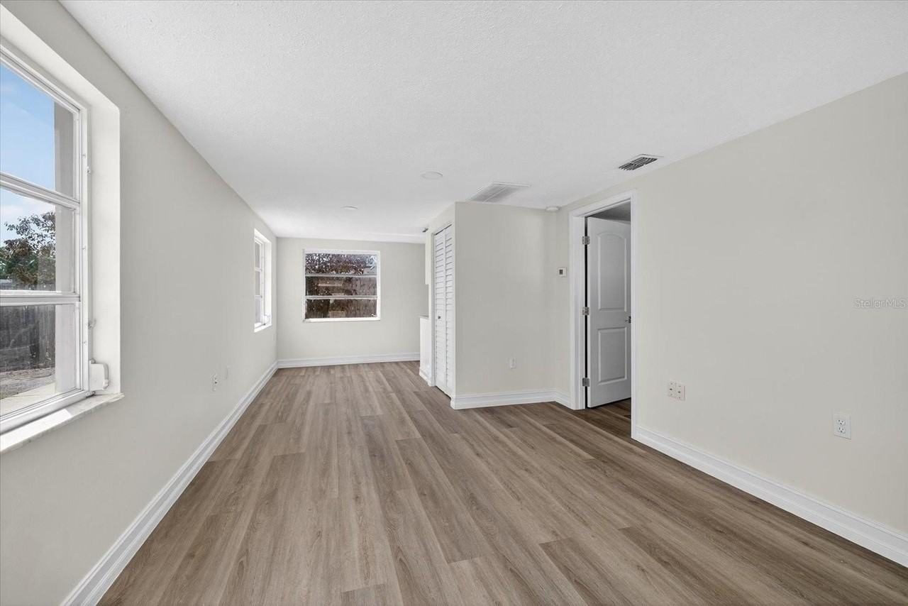5419 Oceanic Rd - Photo 5 of 36