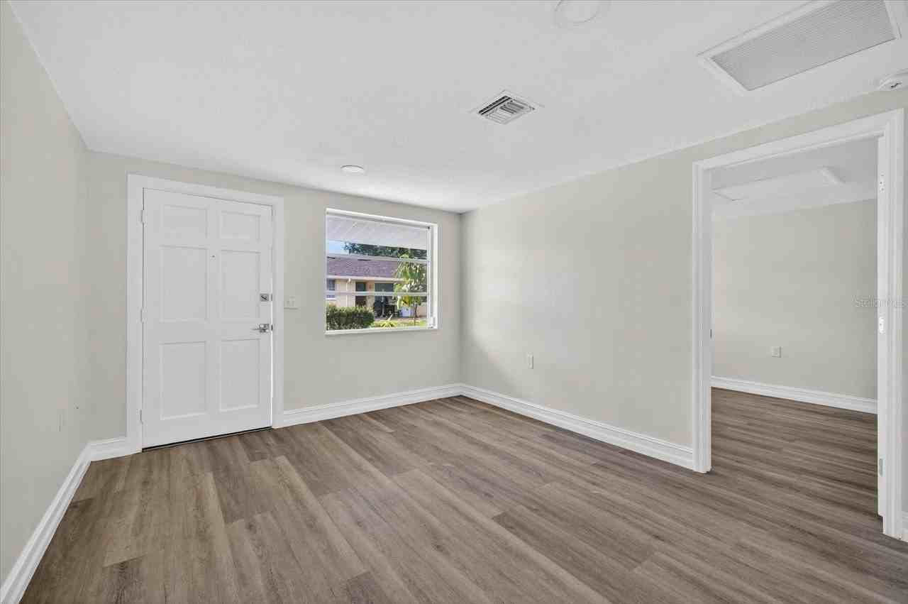 5419 Oceanic Rd - Photo 6 of 36