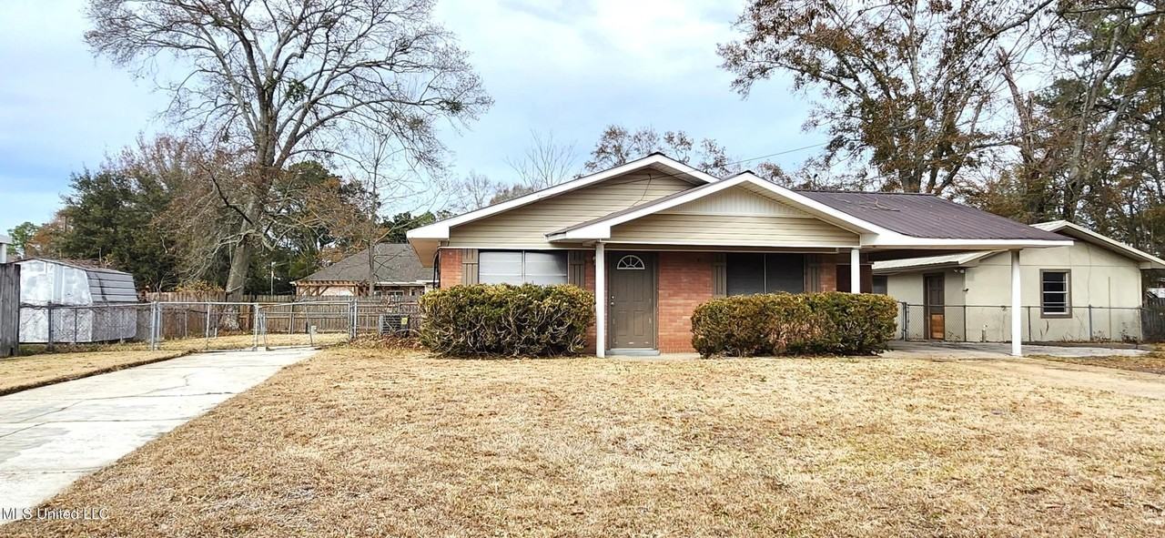 212 Maple Dr - Photo 2 of 15