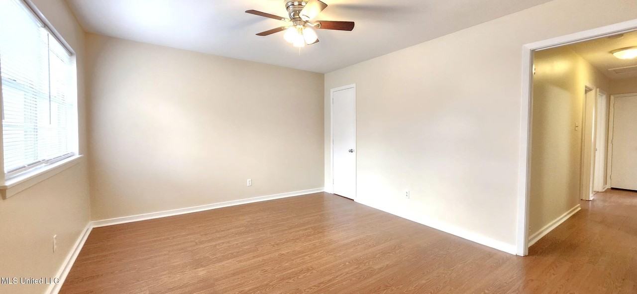 212 Maple Dr - Photo 3 of 15