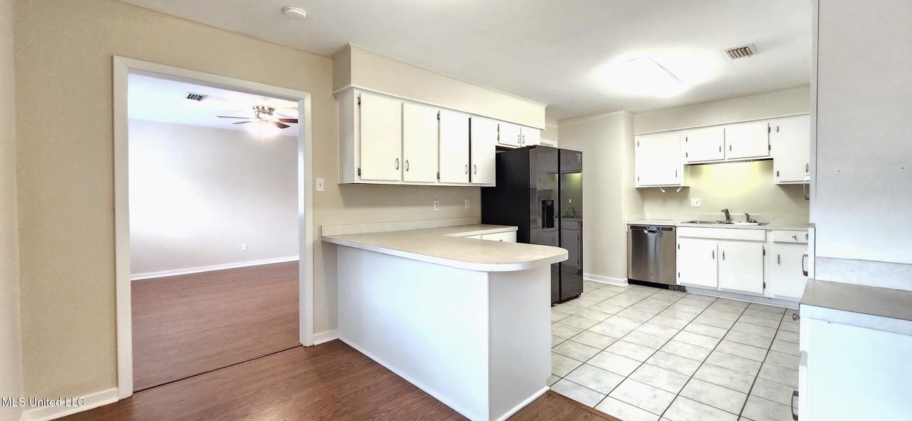 212 Maple Dr - Photo 4 of 15