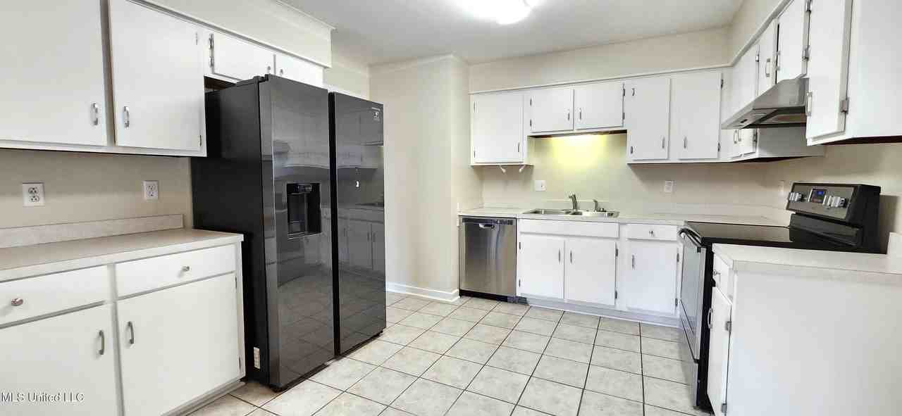 212 Maple Dr - Photo 5 of 15