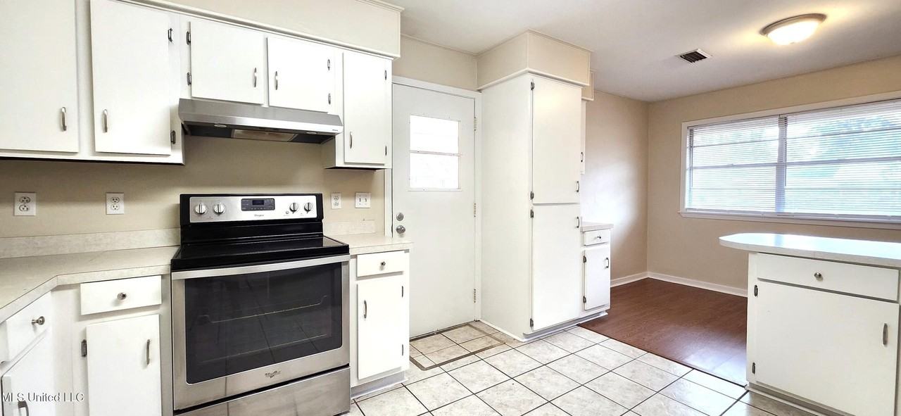 212 Maple Dr - Photo 6 of 15