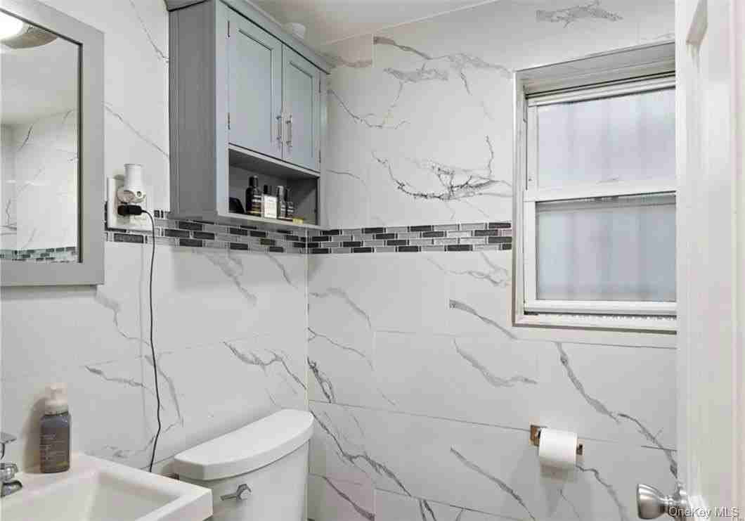 2934 Tenbroeck Ave - Photo 4 of 8