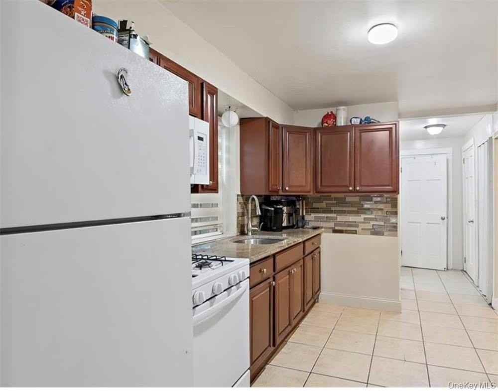 2934 Tenbroeck Ave - Photo 7 of 8