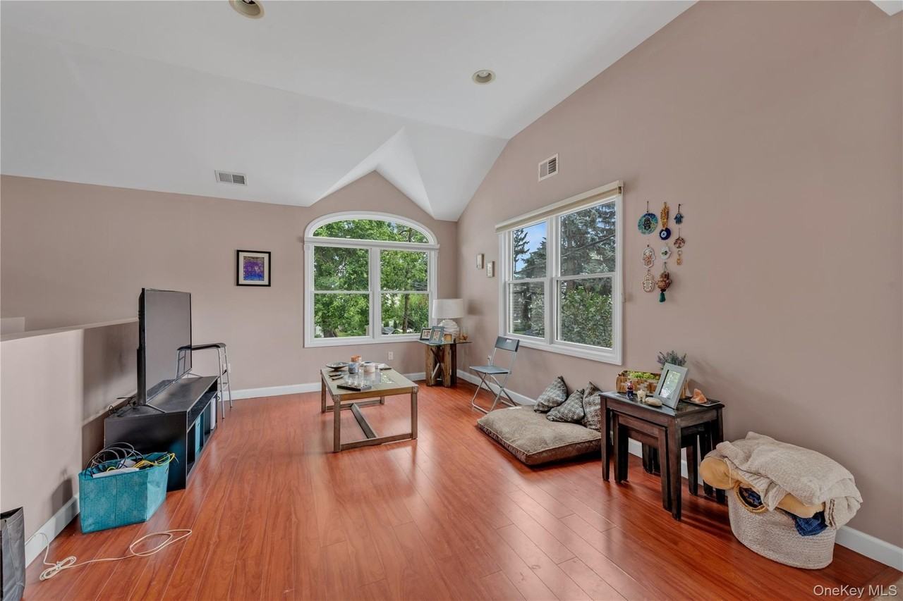 11 Nesaquake Ave #2ndFL - Photo 4 of 15