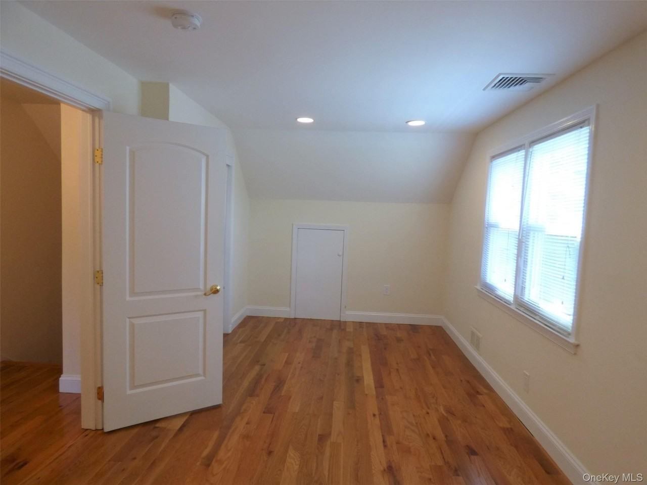 53 Lee Ave - Photo 3 of 13