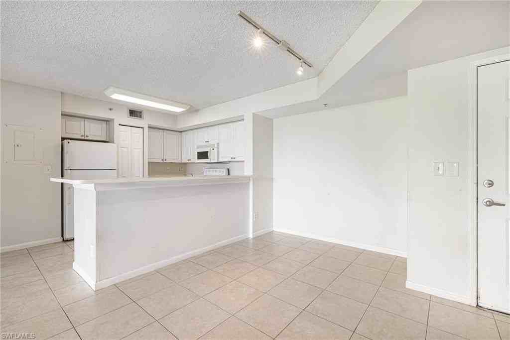 1265 Wildwood Lakes Blvd #106 - Photo 7 of 35