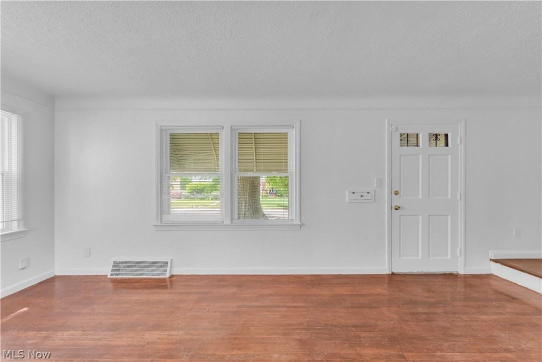 15803 Delrey Ave - Photo 3 of 25
