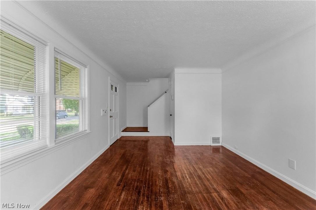 15803 Delrey Ave - Photo 5 of 25