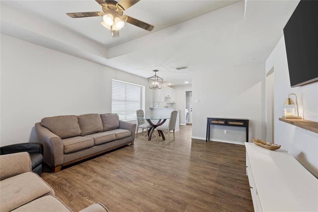 904 Overlook Dr - Photo 2 of 16