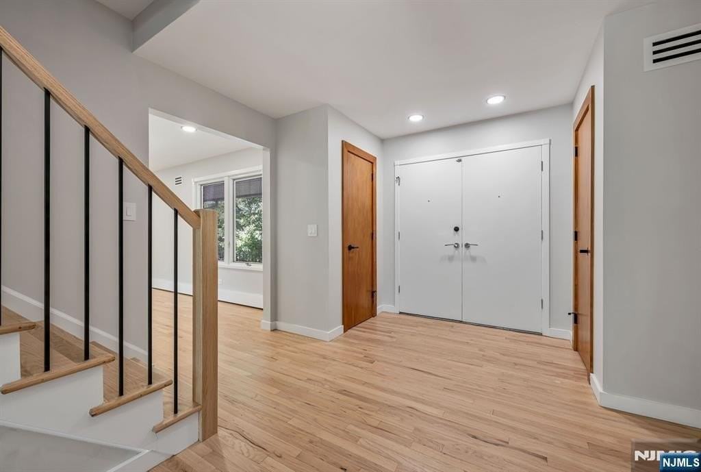 439 Summit St - Photo 5 of 34