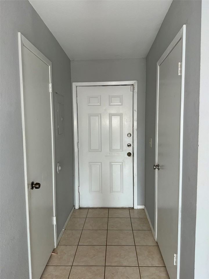732 W Collins St - Photo 2 of 16